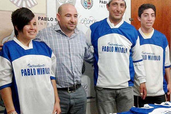 El fuacutetbol femenino del Club Belgrano recibioacute camisetas