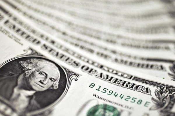 El dólar cotiza estable a  1542