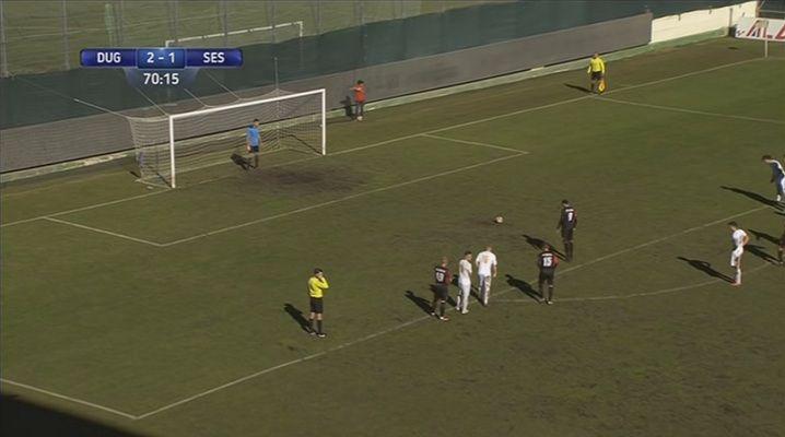 Video- pateoacute un penal rompioacute la red y el aacuterbitro no lo cobroacute