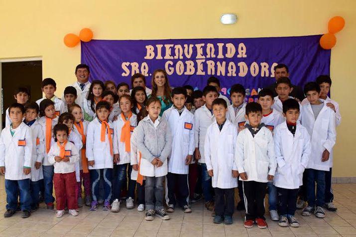 La gobernadora recibió el saludo de la comunidad educativa