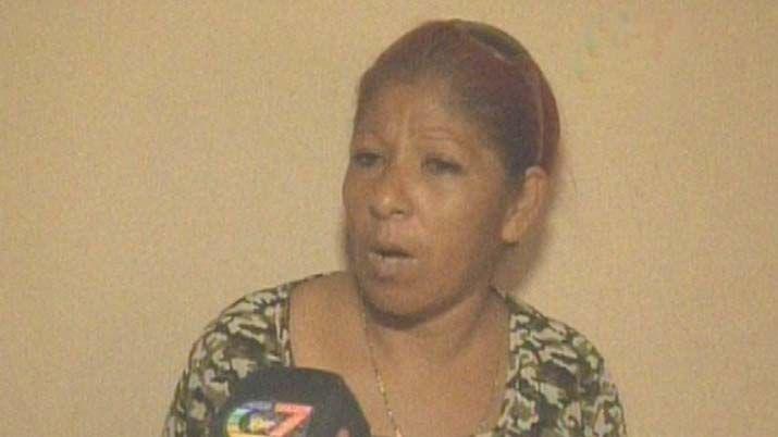 Mujer pide que su pareja le devuelva a sus hijas