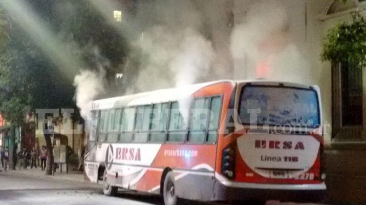 Un colectivo se incendioacute y su chofer tuvo que ser trasladado al Regional