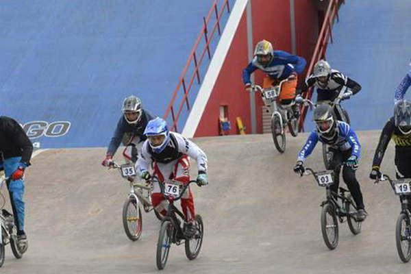 Joven bandentildeo campeoacuten de BMX visitoacute al intendente Mirolo tras competir en distintas pruebas del paiacutes