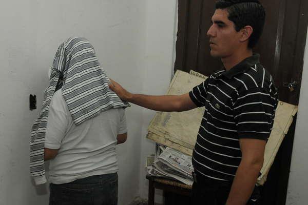 Kinesioacutelogo padre del periodista acusado de violencia fue detenido por amenazas