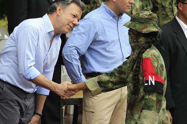 Colombia inicia la ronda de diaacutelogo con el Ejeacutercito  de Liberacioacuten Nacional la segunda guerrilla del paiacutes 