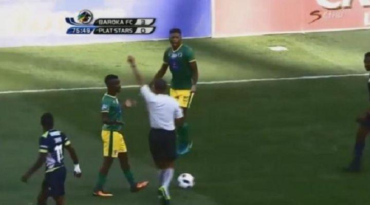 Aacuterbitro amonesta a un jugador luego de realizar una curiosa gambeta