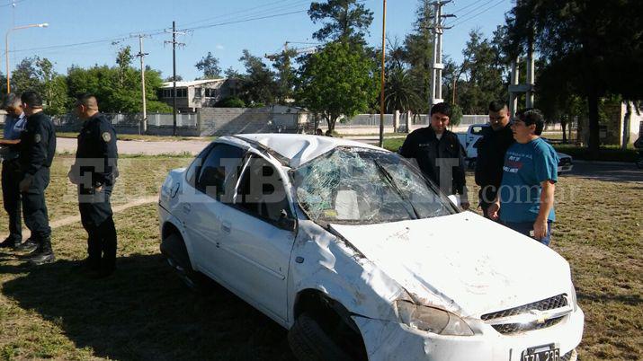 Volcoacute violentamente tras perder el control de su auto