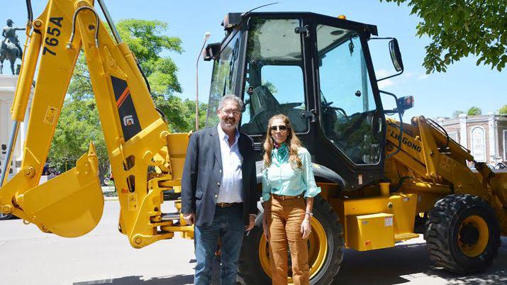 La Gobernadora entregoacute maquinarias a la Municipalidad de Quimiliacute
