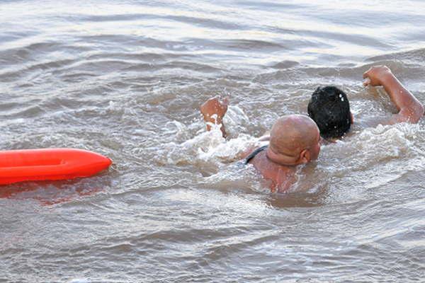 Encuentran a un hombre sin vida en un canal