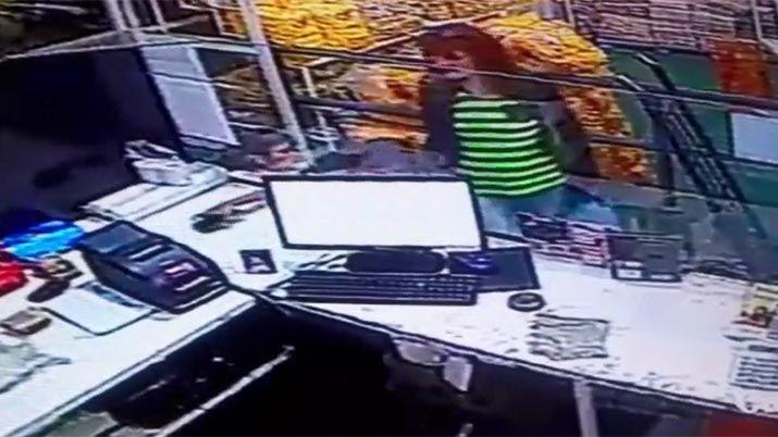 Indignacioacuten por una mujer que obliga a robar a sus dos hijas menores