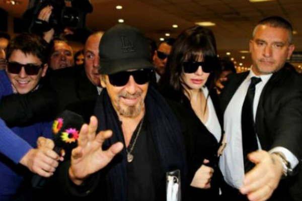 Un pasajero por error casi  se llevoacute la valija de Al Pacino  