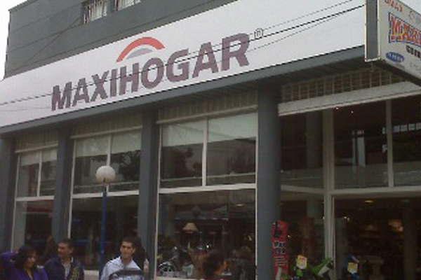 Rompieron un ventiluz y se llevaron 6000 de un comercio ceacutentrico