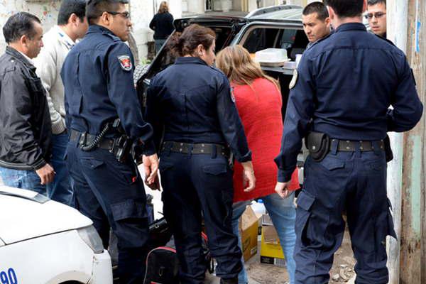 Una mujer ingresoacute a una casa con peligro de derrumbe junto a sus hijos