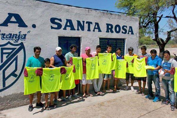 Entregaron indumentaria y elementos deportivos en La Granja