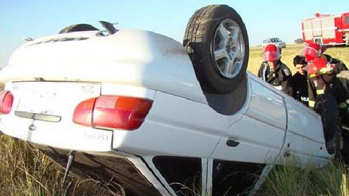 Automovilista salvoacute de milagro tras volcar en ruta 9