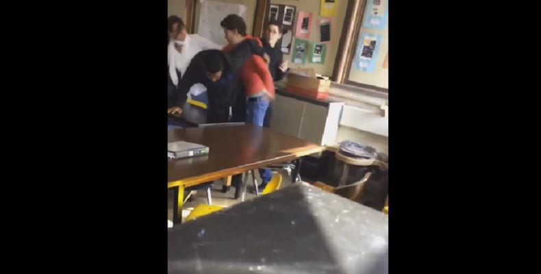 Estudiante defendioacute a su profesora de los golpes de otro compantildeero