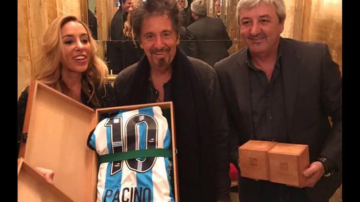 Al Pacino se hizo socio de Racing y le regalaron una camiseta