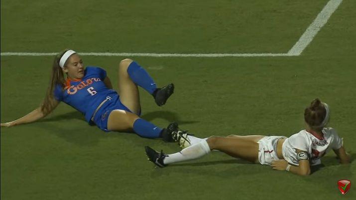 Video- aacuterbitro cobra el penal maacutes absurdo del mundo