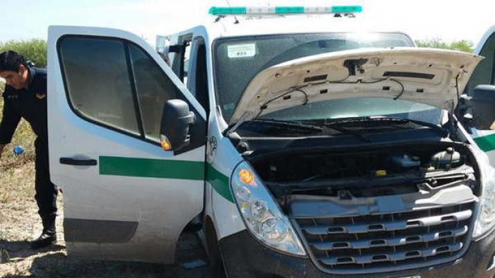 Momentos en que la policía inspecciona el vehículo a poco de ser recuperado 