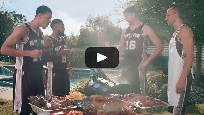 Manu Ginoacutebili hace un asado para compantildeeros de los Spurs