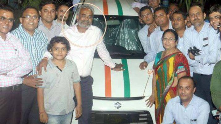 Bono de fin de antildeo- les regaloacute casas y autos a sus empleados