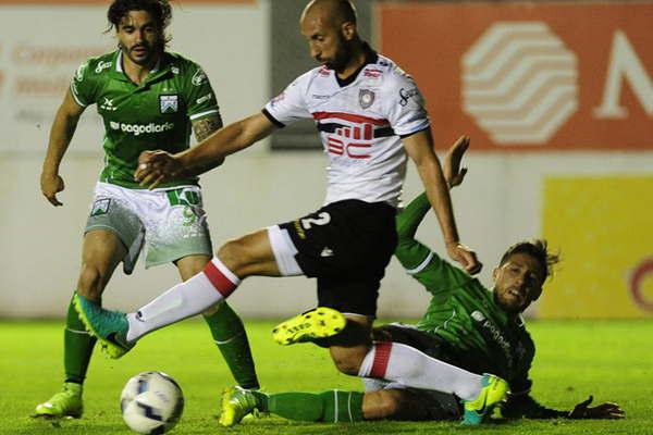 Chacarita bajoacute al liacuteder Ferro Carril Oeste y cortoacute la racha
