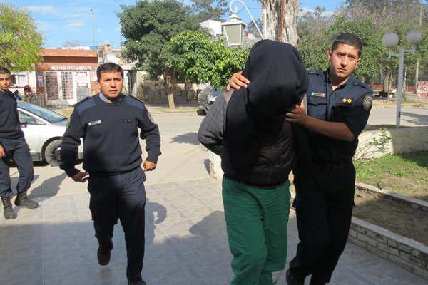 Vejaba a la pequentildea de 9 antildeos con la excusa de buscar lentildea en el monte