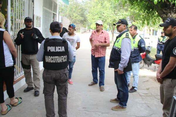 Desbaratan una narcobanda de Tucumaacuten que proveiacutea cocaiacutena y marihuana a Friacuteas