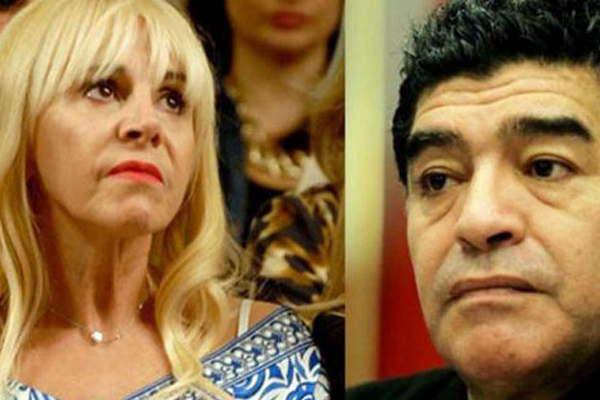 Claudia Villafantildee le respondioacute a Diego Maradona  