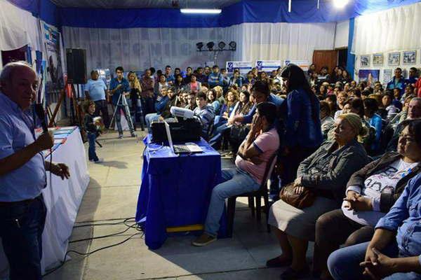 El intendente Castro presidioacute el acto que cerroacute la muestra itinerante del peronismo en Antildeatuya 