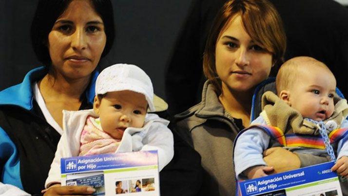 Ampliariacutean el monto del bono de fin de antildeo para los beneficiarios de la AUH