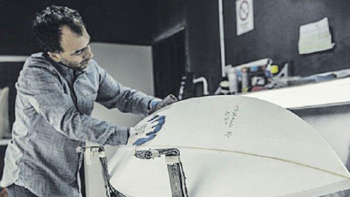 Dos hermanos de Mar del Plata fabrican tablas de surf de excelencia