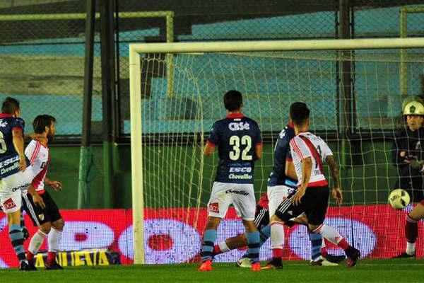 River Plate dejoacute escapar la victoria en Sarandiacute  