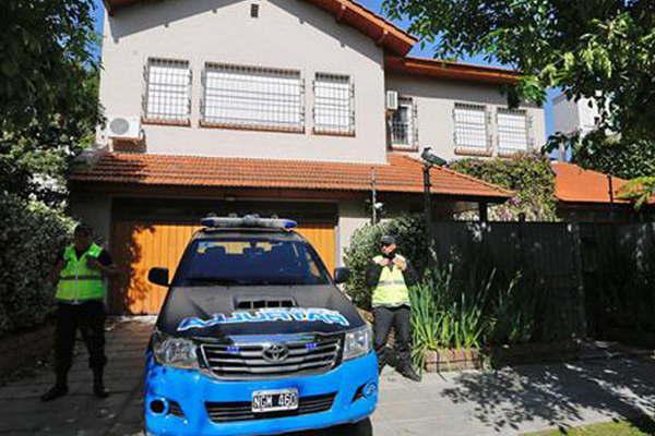 Un muerto y tres heridos graves al  volcar una camioneta