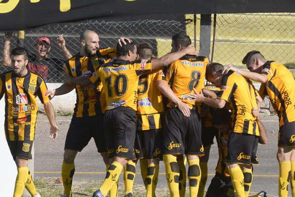 Mitre se subioacute a la cima con una goleada