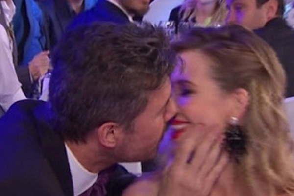 Tinelli y Valdeacutes repitieron la Kiss cam 