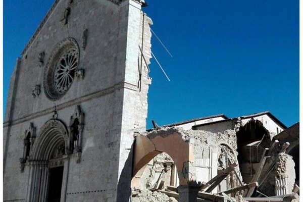 Italia volvioacute a temblar por un fuerte terremoto el maacutes violento desde 1980
