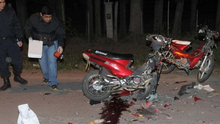 Choque frontal de motos se cobroacute la vida de un joven