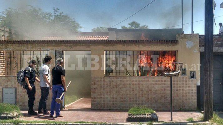 Los vecinos del barrio Primera Junta se alertaron por el humo que salía de la vivienda 