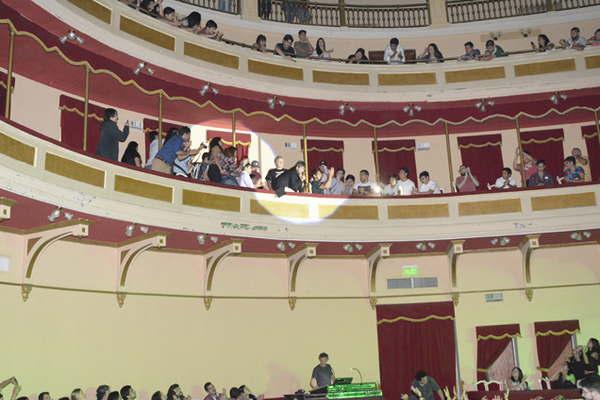 Poesiacutea y sorpresas en el concierto de Babasoacutenicos