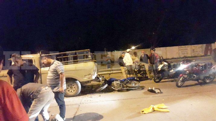 Terrible choque entre una motocicleta y una camioneta