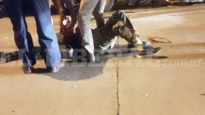 Terrible choque entre una motocicleta y una camioneta