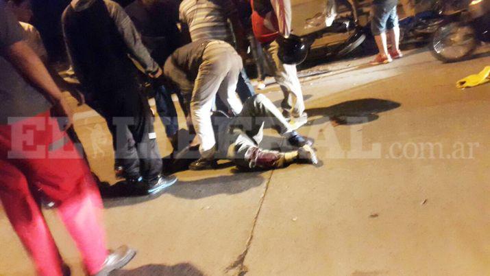 Terrible choque entre una motocicleta y una camioneta