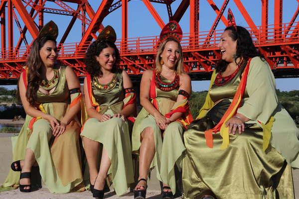 Muacutesicos santiaguentildeos en una gran pentildea solidaria