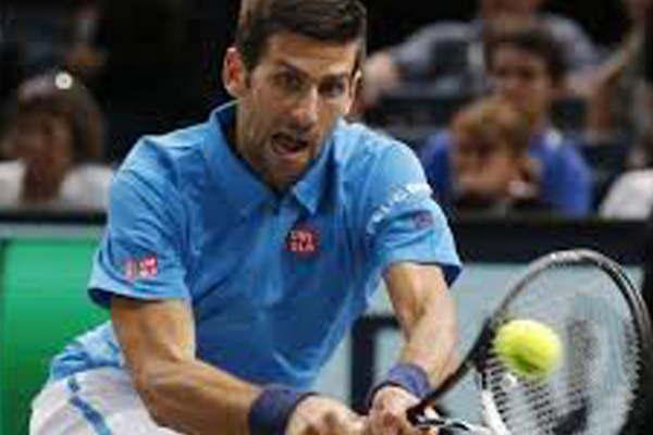 Novak Djokovic pasoacute a los cuartos de final en Pariacutes
