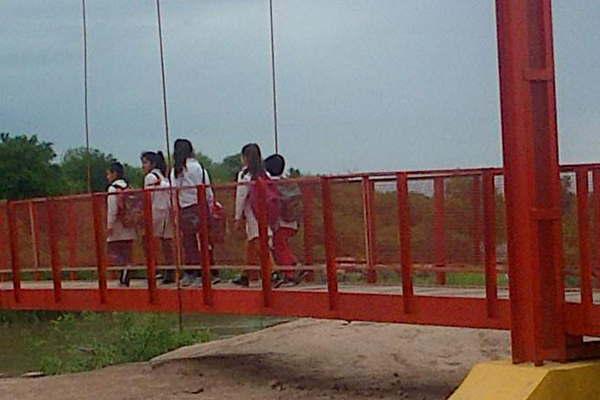 Construyen pasarelas para cruzar el riacuteo Salado  en las localidades de El Albardoacuten y Quebrachales