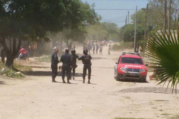Amigos de Cuerito Lescano destruyeron los vidrios del comercio de los Alvarrasiacuten
