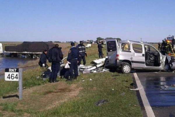 Cinco muertos en traacutegico choque entre camioacuten y camioneta