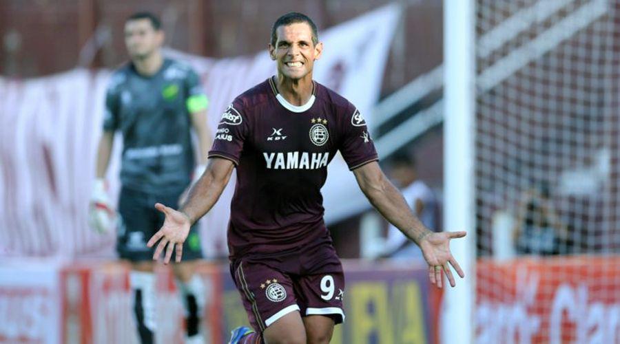 Lanuacutes de visitante le ganoacute 2 a 1 a Sarmiento