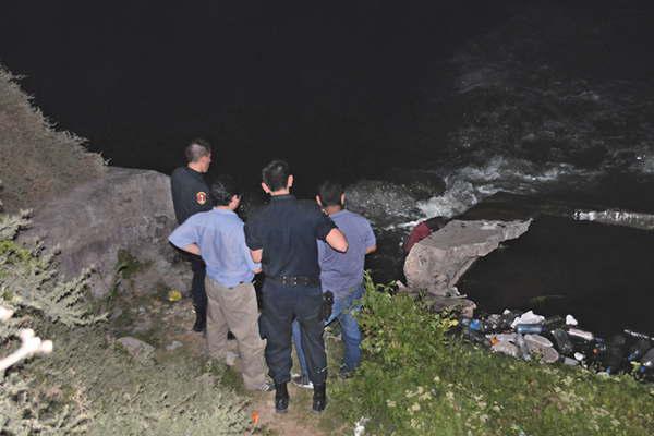Hallan el cadaacutever de un joven con las manos atadas flotando en un canal en Cuatro Horcones